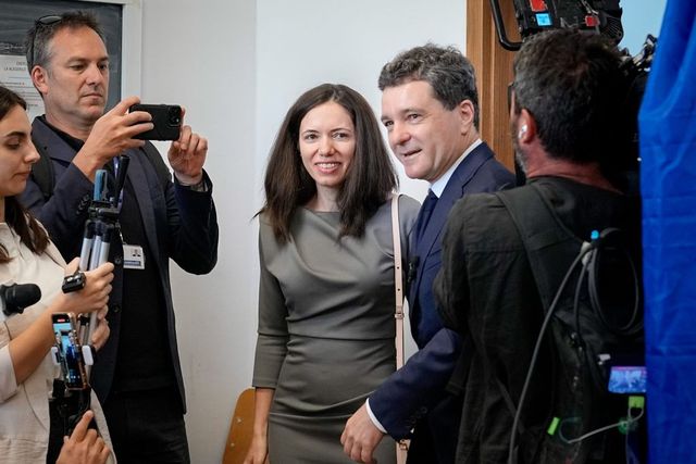 Ce ținută a purtat la vot Mirabela Grădinaru, partenera lui Nicușor Dan