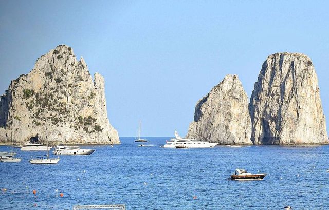 Un membro della troupe di Sorrentino è stato trovato morto in mare a Capri