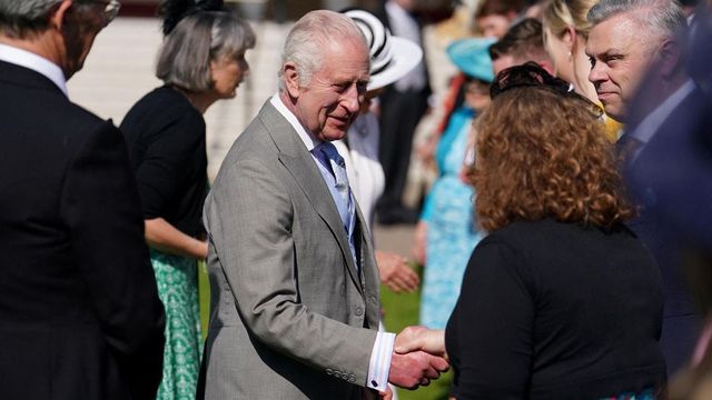 La regina Camilla ricicla la spilla dell’incoronazione per il party in giardino a Buckingham Palace