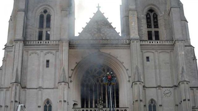 Incendiu puternic, la catedrala Saint-Pierre et Saint-Paul din Nantes