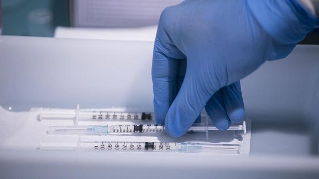 Центр Гамалеи завершает вторую фазу испытаний вакцины «Спутник лайт»