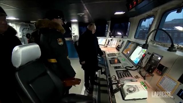 Russia, Putin in cantiere navale per lancio 2 nuovi sottomarini nucleari