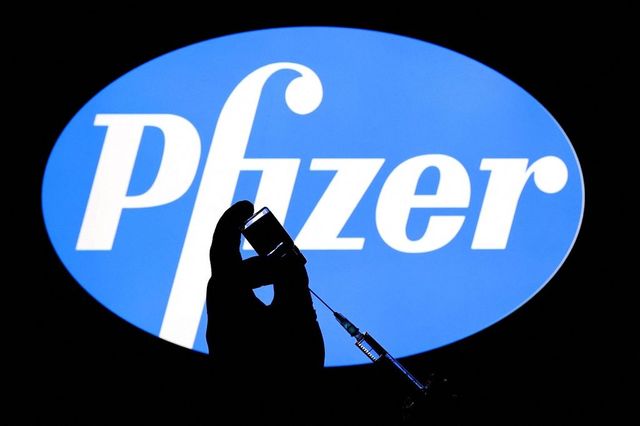 Pfizer va reduce temporar livrările de vaccin în Europa