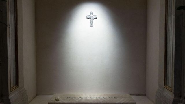Mattarella visita la tomba di papa Francesco a Santa Maria Maggiore
