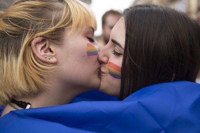 Statul român, dat în judecată la CEDO de șapte cupluri gay