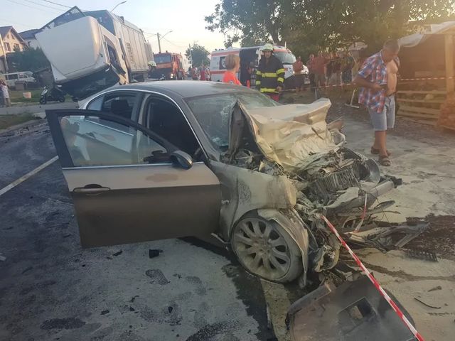 Un bărbat de 35 de ani a murit în județul Sibiu după ce a intrat cu mașina într-un tir. Traficul e blocat