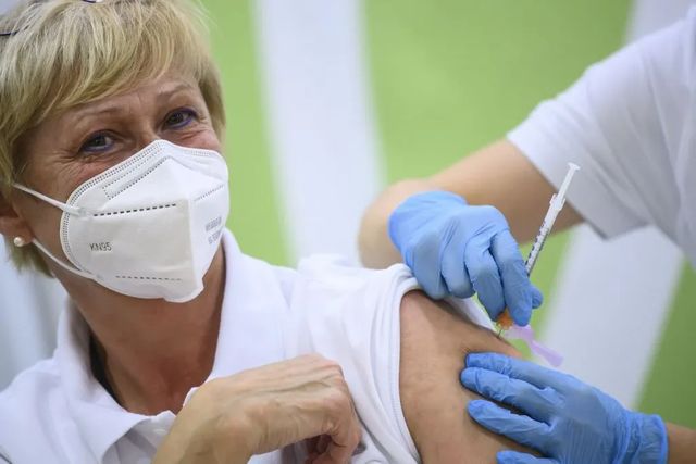 Austria suspendă imunizarea cu un lot de vaccinuri AstraZeneca după decesul unei persoane