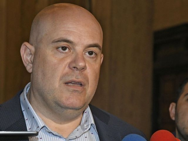Десет души са задържани при спецакция срещу организирана група за телефонни измами