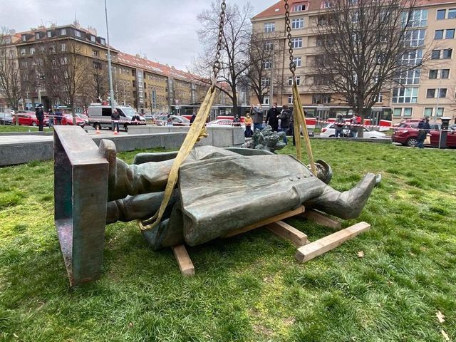 Koněv míří do depozitáře. Praha 6 odstranila sochu sovětského maršála