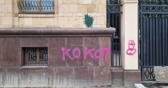 Českou ambasádu v Moskvě někdo pomaloval vulgárními nápisy