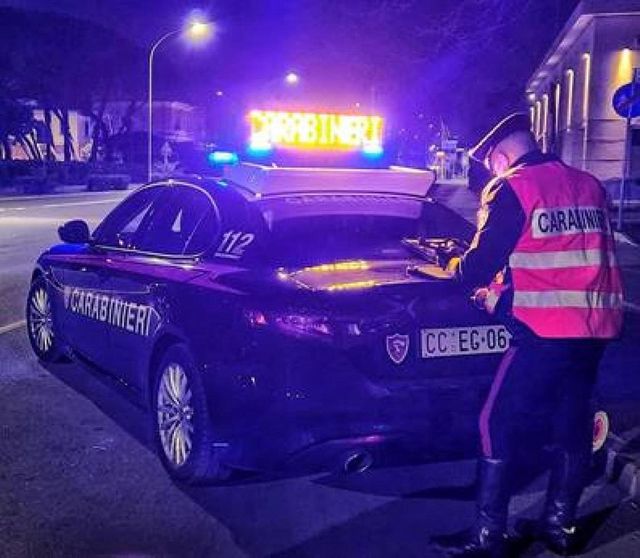 Scappa dall'alt e muore in inseguimento dei carabinieri