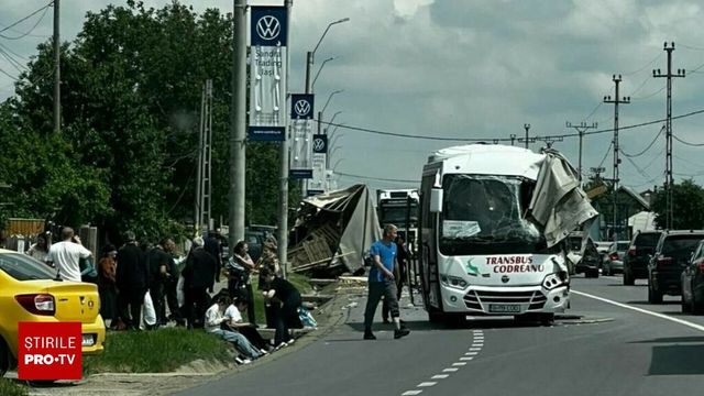 Accident cu un autocamion și un autocar cu 20 de pasageri, la Lețcani. Planul roșu a fost activat