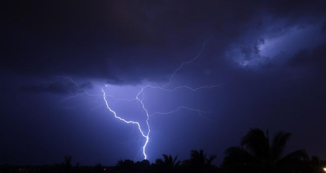 Cod Galben de furtuni în județul Mureș: averse torențiale, descărcări electrice și grindină