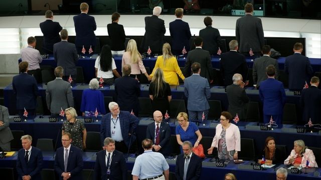 Сторонники Brexit повернулись спиной к коллегам в Европарламенте