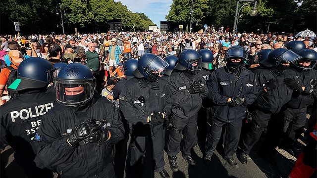 Восемнадцать полицейских пострадали во время митинга против ограничений из-за коронавируса в Берлине