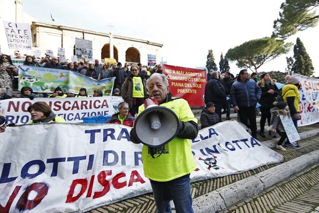 Rifiuti, cittadini Valle Galeria protestano in Campidoglio contro discarica Monte Carnevale