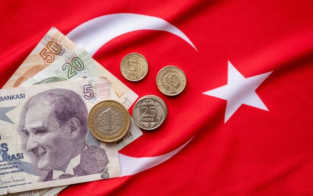 Lira turcească s-a prăbușit duminică cu 16%, aproape de un minim istoric, după ce Erdogan l-a concediat pe șeful băncii centrale