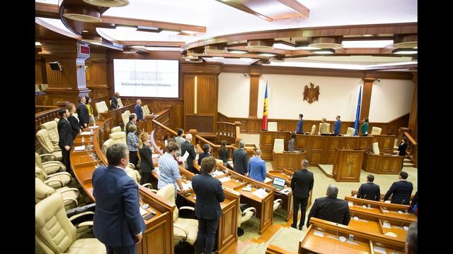 Doar patru deputați au semnat inițiativa privind introducerea limbii române în mai multe legi