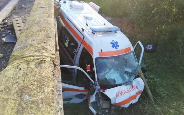 O ambulanță care transporta un pacient cu coronavirus a căzut de pe un pod