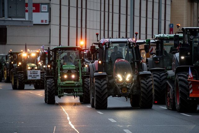 Sute de agricultori cehi au intrat cu tractoarele în centrul orașului Praga