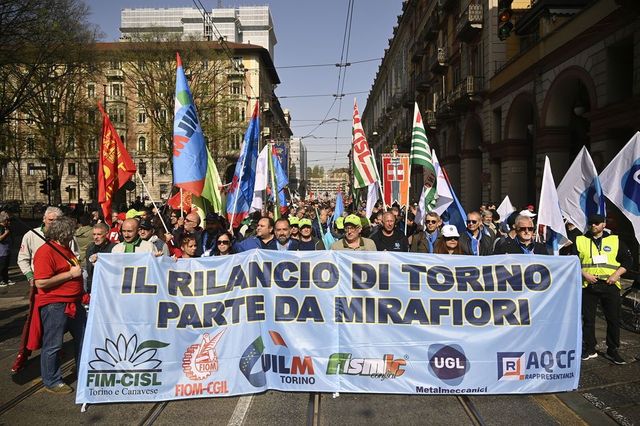 Tutti in piazza per Mirafiori, migliaia al corteo a Torino