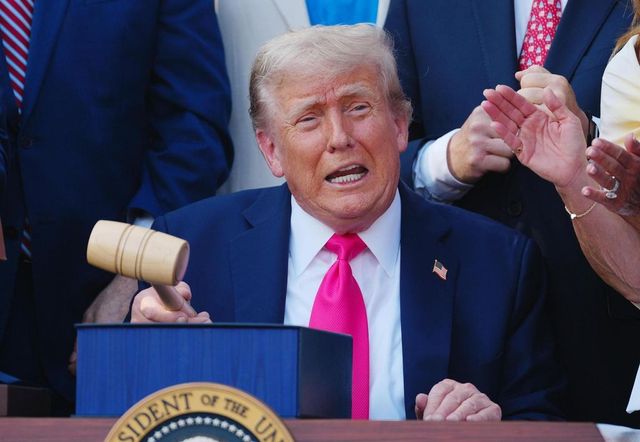 Trump, firmate 12 lettere per i dazi, partiranno lunedì