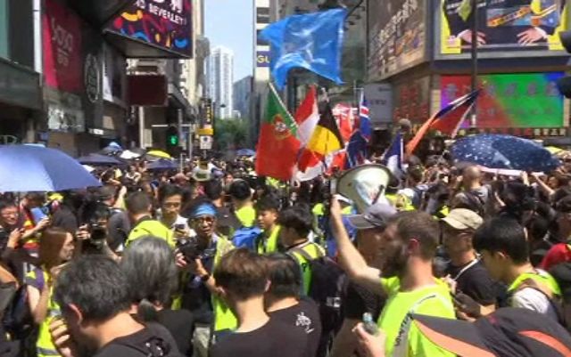Noi proteste violente la Hong Kong. Zeci de mii de oameni au sfidat interdicția impusă de către poliție de Ziua Națională a Chinei