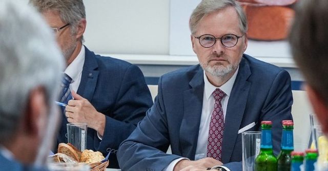 Zisk potravinářů je veliký, Babiš se chová nevkusně, řekl Fiala