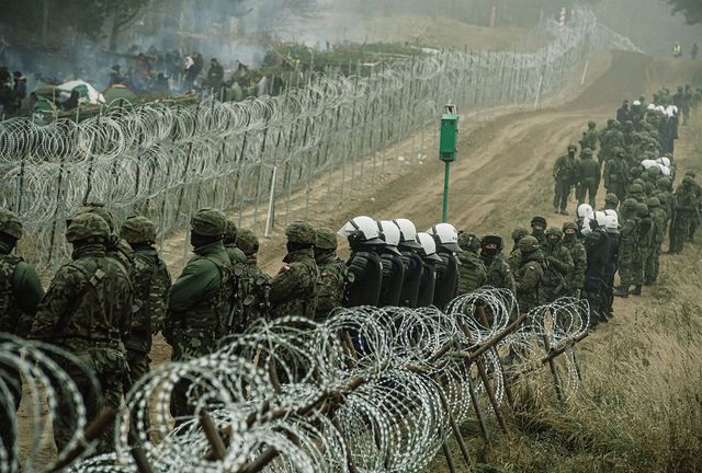 Lengyelország kétezer katonával erősíti meg a belarusz határ védelmét