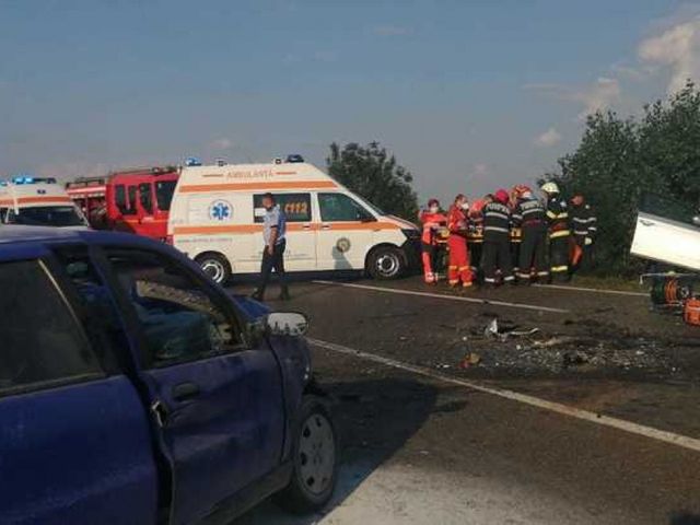 Un mort și trei răniți după ce două mașini s-au ciocnit în Ialomița