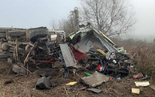 Șofer de TIR mort la Beldiu, în Alba, camionul a fost spulberat de tren, pe ceață