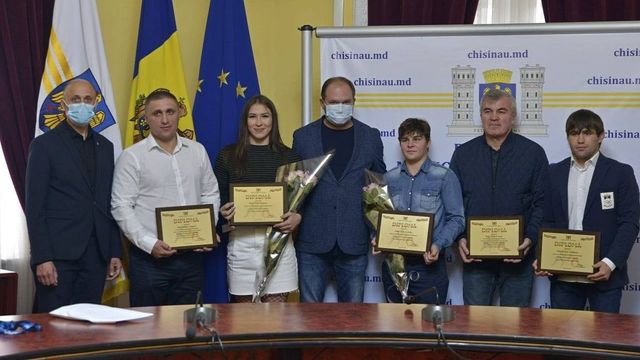 Campionii mondiali Irina Rîngaci și Victor Ciobanu, premiați de Primăria Capitalei cu diplome și a câte 100 de mii de lei