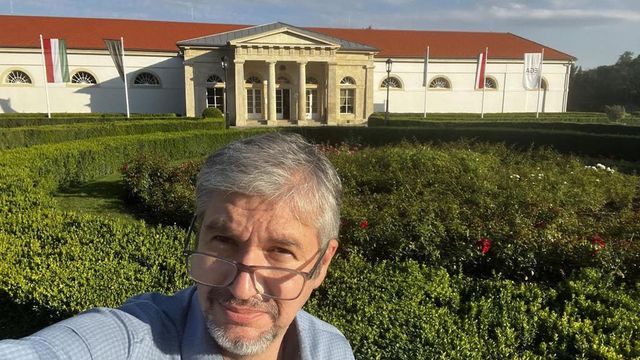 Kristálycsillárok, 40 milliós szőnyeg – Hadházy újabb fotókat mutatott, ezúttal a Hatvanpuszta melletti golfklubról