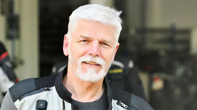 Pavel se omluvil, že jel na motorce bez helmy