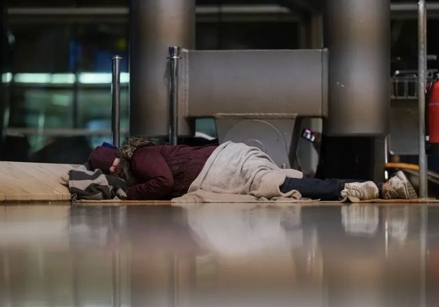 «Exigimos el desalojo del aeropuerto en semanas»