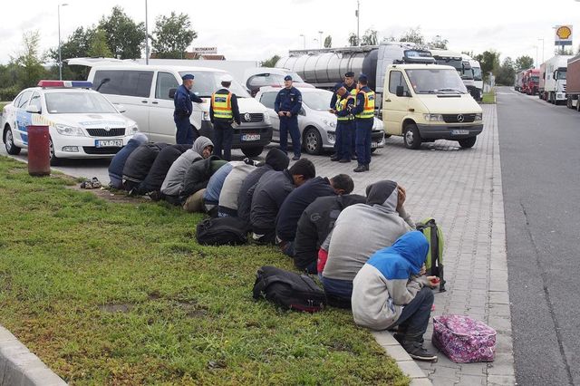 Negyven migránst szállított teherautójában egy magyar sofőr