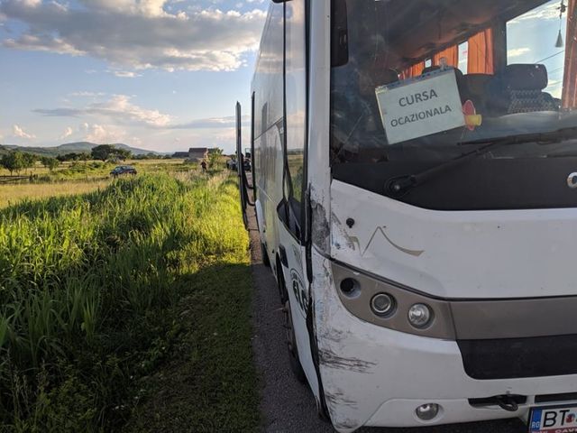 Un autocar cu 25 de copii s-a ciocnit de o mașină în Bistrița