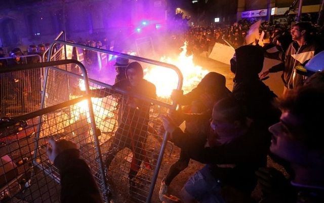 Noi ciocniri violente la Barcelona. Protestatarii au aruncat cu pietre și torțe