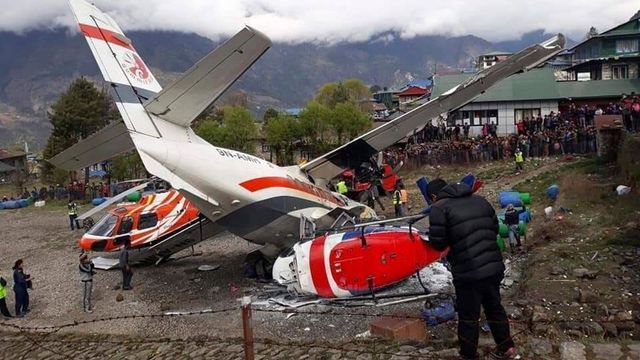 Helikopternek ütközött és lezuhant egy kisrepülő a Mount Everestnél