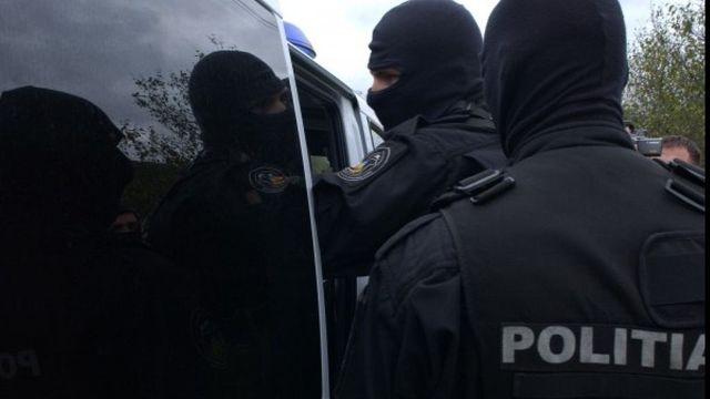 Un bărbat din Craiova a stropit cu benzină trecătorii Mascații l-au imobilizat