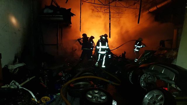 Incendiu puternic în Chișinău, 80 de pompieri au luptat cu flăcările