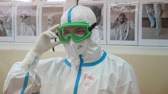 Борющимся с коронавирусом российским медикам выделили более 320 миллионов рублей