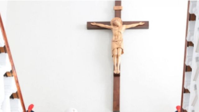 Crucifixul instalat în sediul Ministerului Afacerilor Interne a fost scos