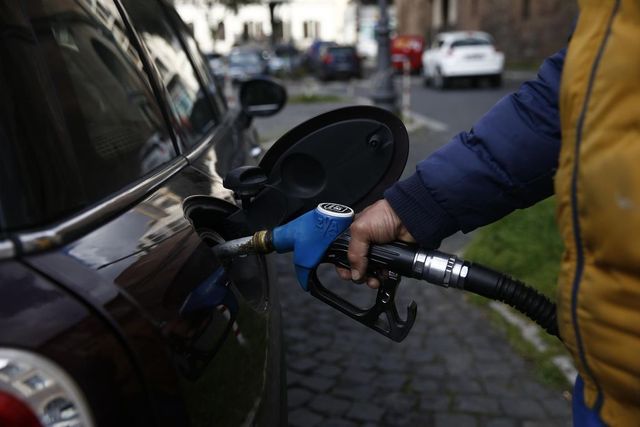 Perché l’embargo Ue sui derivati del petrolio russo non cambierà i prezzi di benzina e diesel