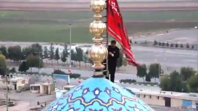 Steagul roșu, arborat în Iran pentru prima dată deasupra unei moschei. În tradiția șiită înseamnă apel la răzbunare