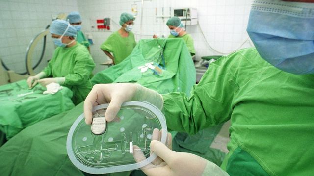 Aranybevonatú, személyre szabott pacemakert kapott egy beteg Pécsen, ami nemhogy az országban, a világon is ritkaság