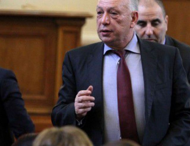 Може ли да държавата да следи през телефона дали се спазва карантината