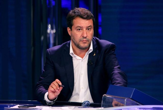 Salvini propone un condono tombale: “Se non lo fai in tempo di guerra…”