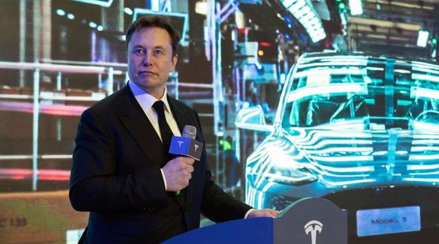 Elon Musk viola il lockdown e riapre lo stabilimento Tesla in California