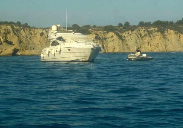 Una mujer muere arrollada por la hélice de una embarcación tras caer al mar en Xàbia